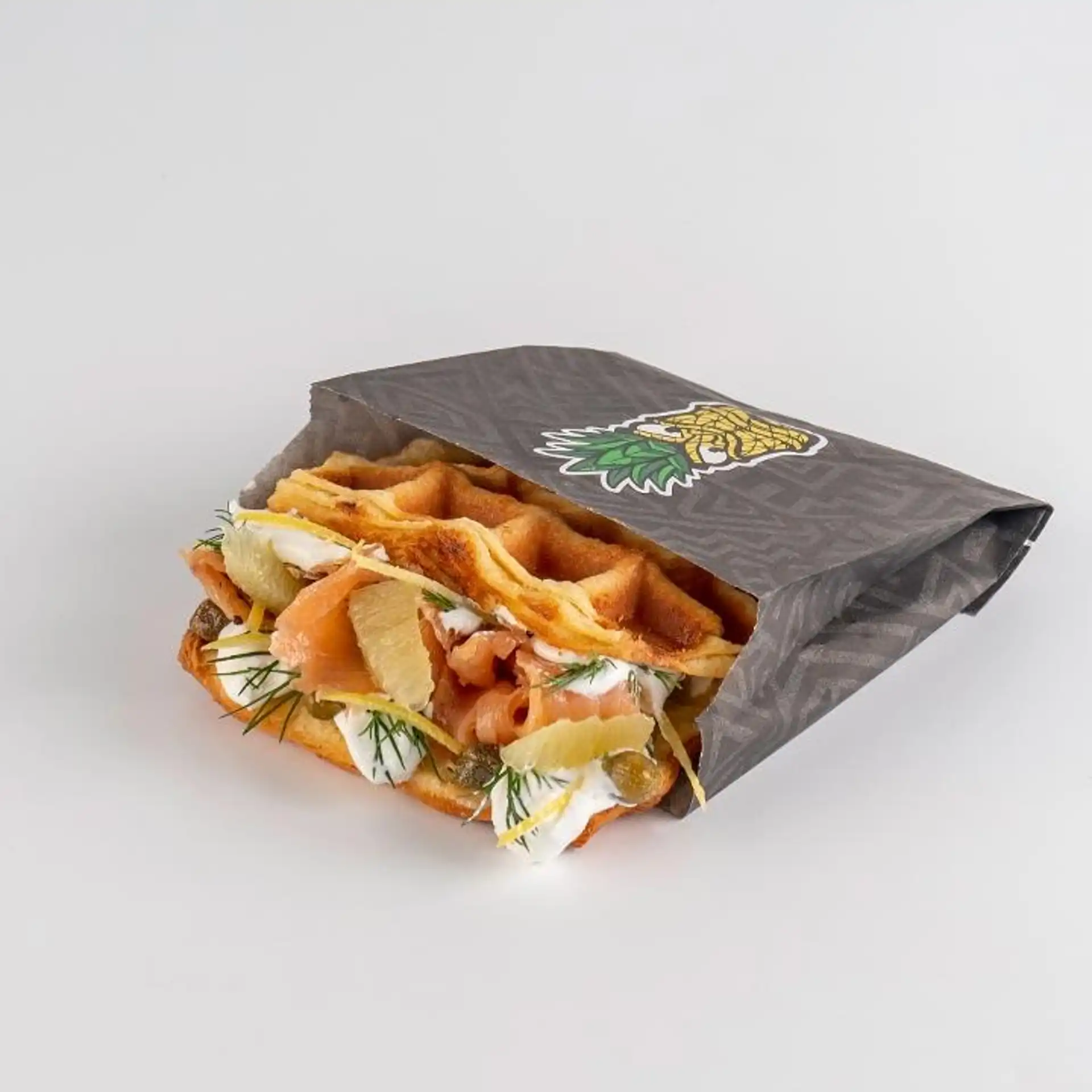 SMOKED SALMON CROFFLE *